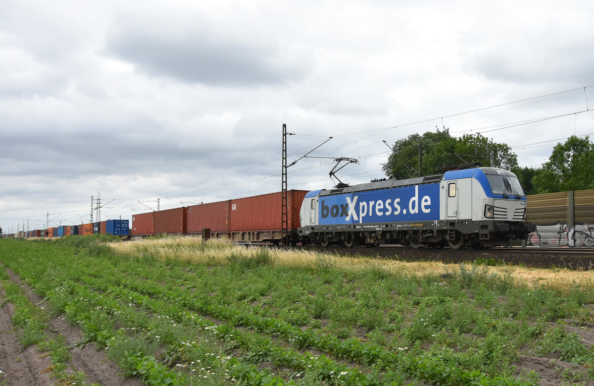 BoxXpress mit der Vectron 193 883-6 mit einem Containerzug, unterwegs in Richtung Hamburg. Höhe Bardowick 12.06.2018.