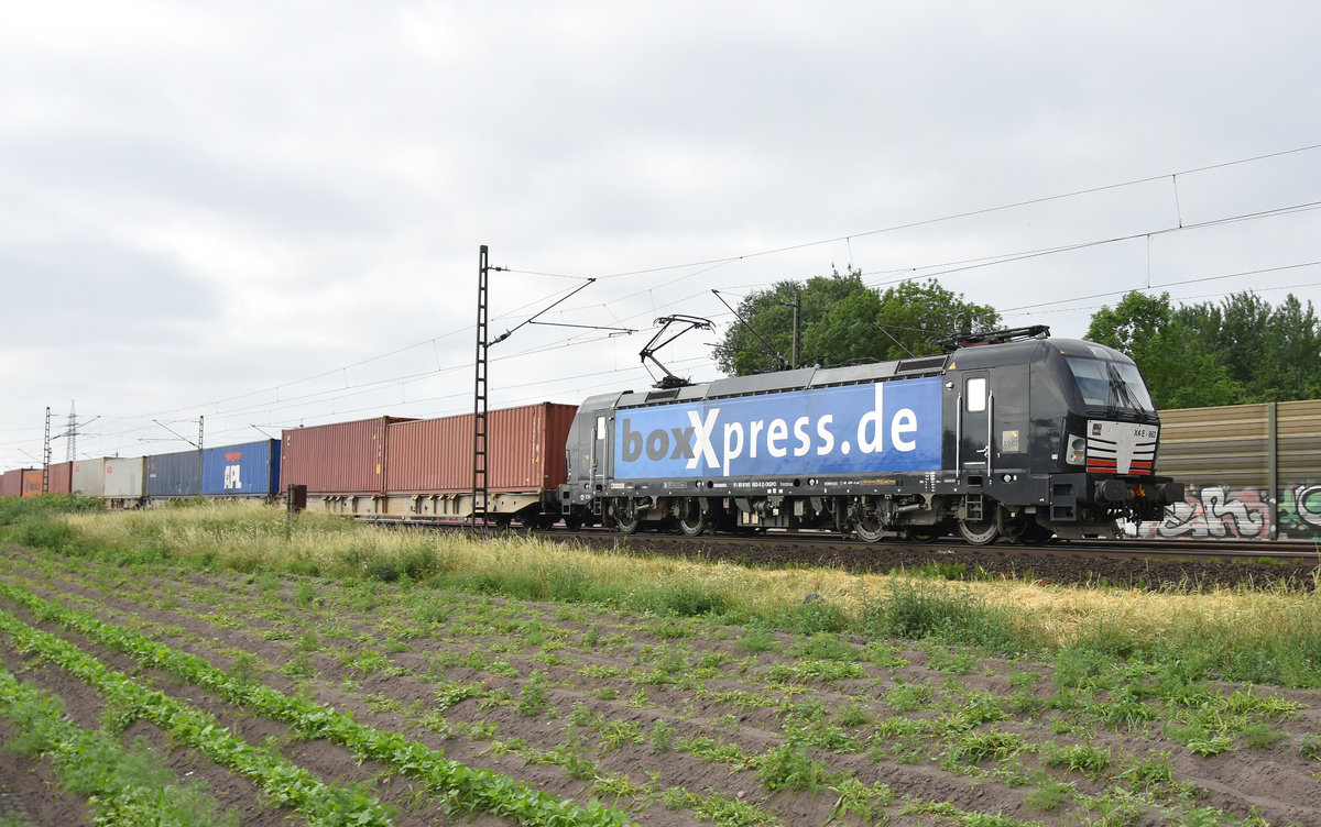 BoxXpress mit der wunderbar sauberen 193 863-8 Vectron, kommend aus Richtung Lüneburg mit Container im Schlepp. Höhe Bardowick, 05.06.2018.