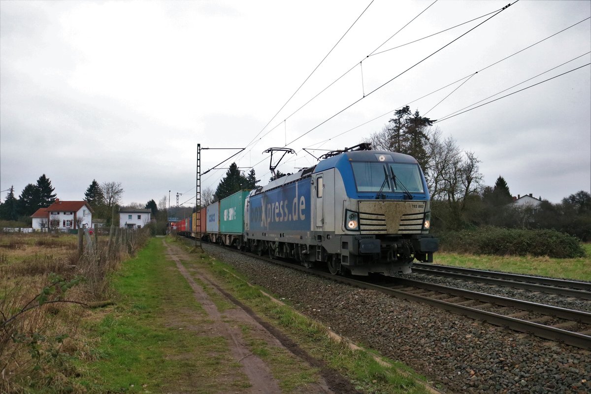 BoxXpress Siemens Vectron 193 883-6 mit Containerzug am 10.02.18 bei Hanau West