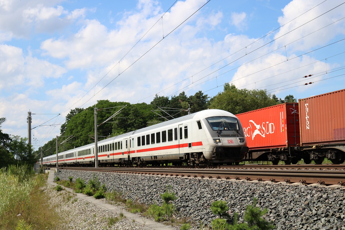 Bpmbdzf mit BR 101 als IC 2375 (Linie 26.1) von Westerland(Sylt) nach Karlsruhe Hbf in Radbruch auf der Bahnstrecke Hannover–Hamburg (KBS 110). [6.7.2017 - 14:59 Uhr]
