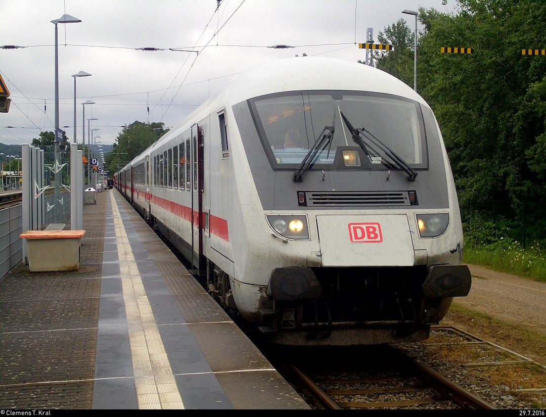 Bpmbdzf mit Schublok 101 084-2 als IC 2252 nach Berlin Südkreuz steht in seinem Startbahnhof Ostseebad Binz auf Gleis 3. [29.7.2016]