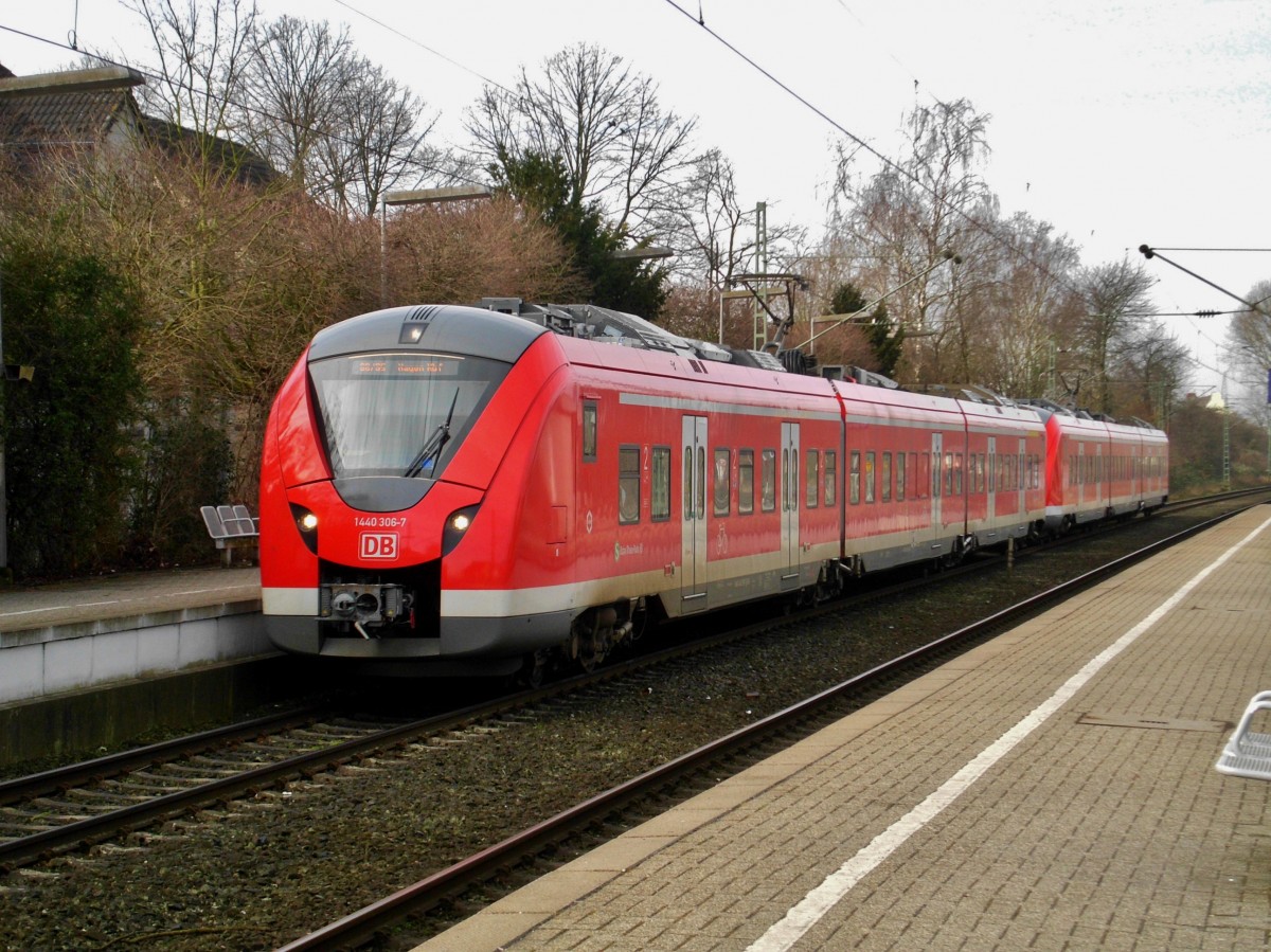BR 1 440 als S8 nach Hagen Hauptbahnhof im S-Bahnhof Düsseldorf-Gerresheim.(28.2.2015)
