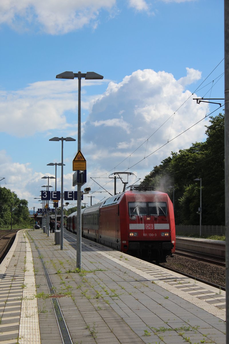 BR 101 130 vor einem IC in Bad Oyenhausen am 13.08.2017