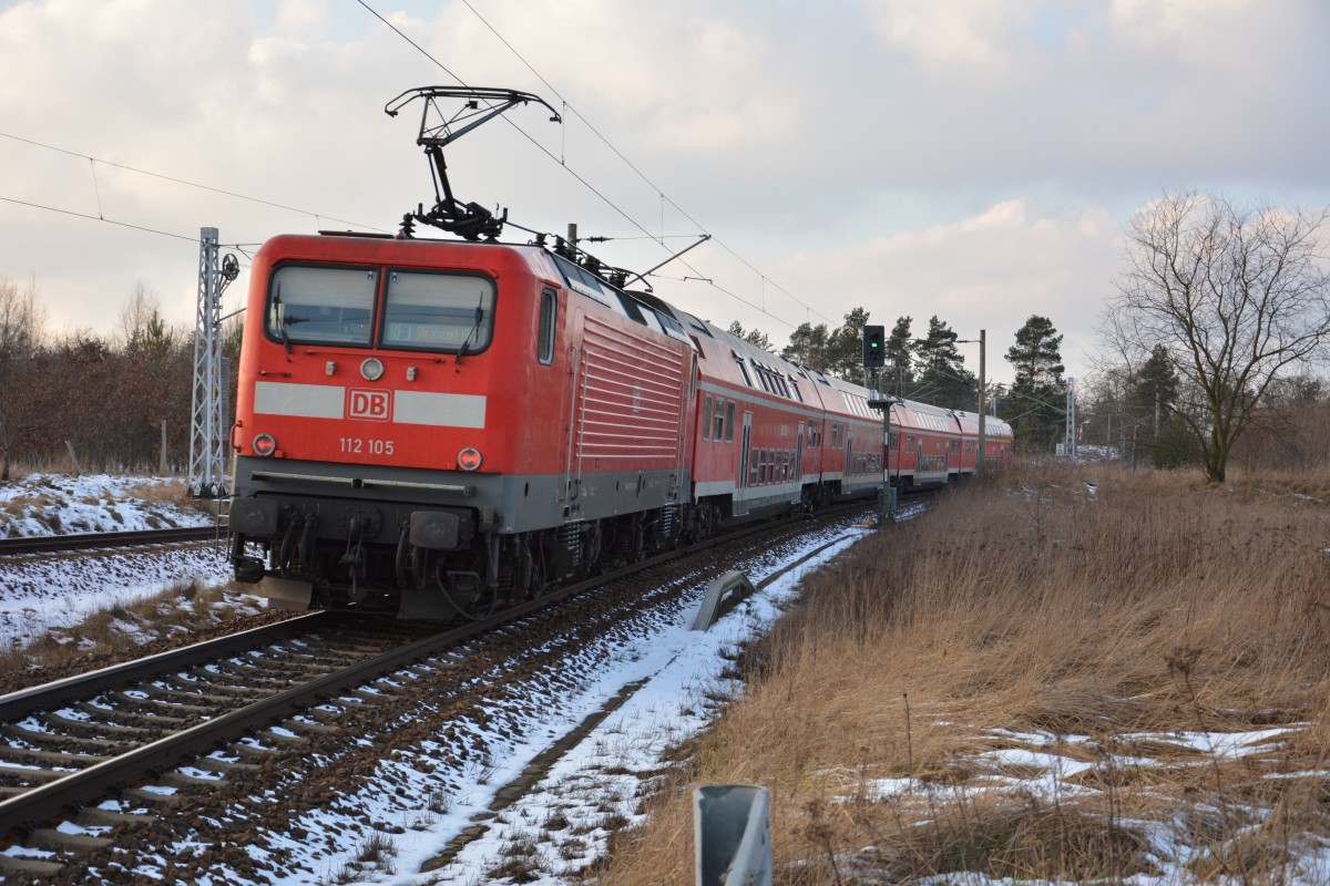 BR 112 (112 105) schiebt den RE 18316 nach Stralsund. Aufgenommen am 05.02.2015, Große Kurve bei Großbeeren.
