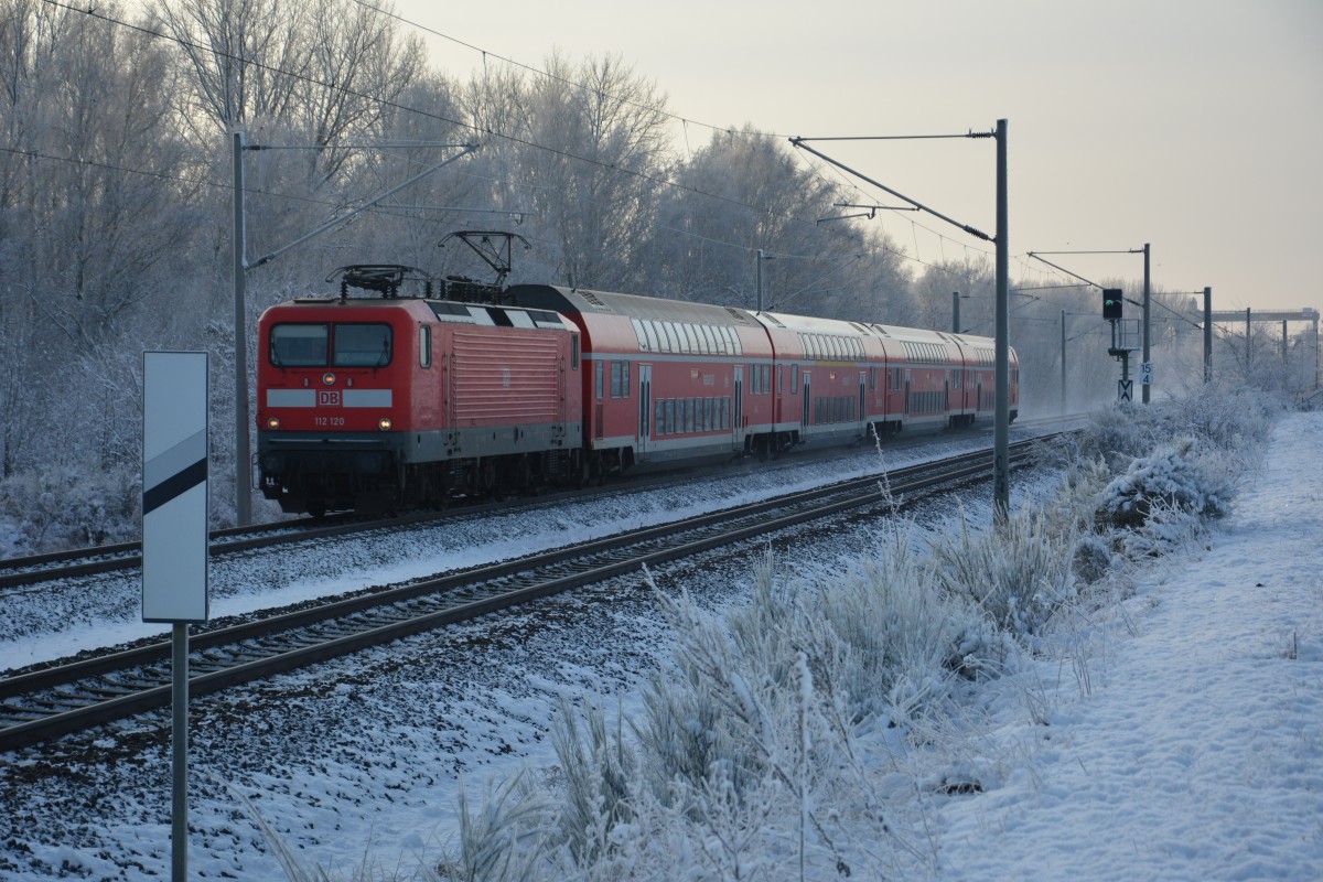 BR 112 (112 120) auf dem Weg als RE 5 (18508) am 27.12.2014 nach Stralsund. Aufgenommen kurz vor der Durchfahrt Teltow. 