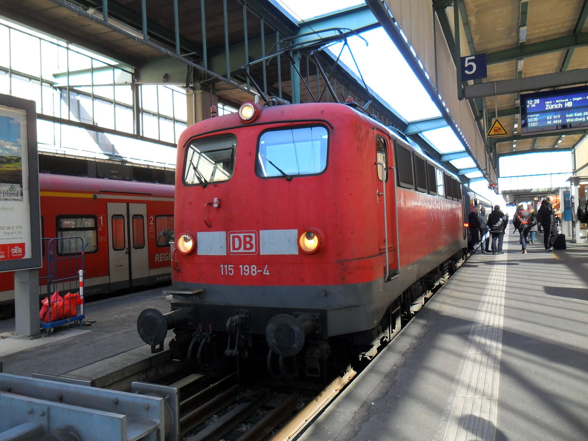 BR 115 198-4 mit IC aus Zürich
27.02.2017, in Stuttgart HBF