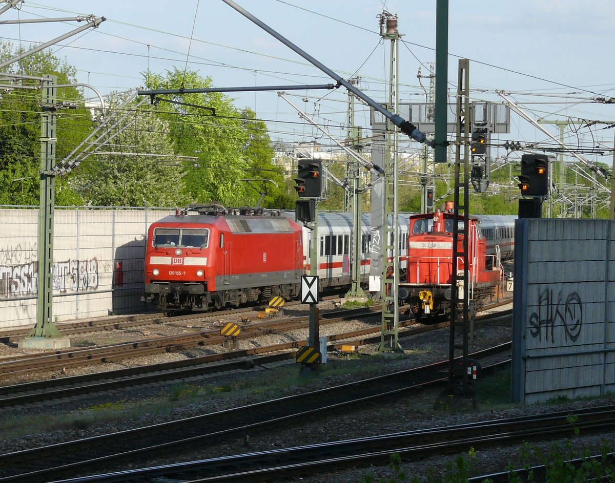 BR 120 155-7 fährt mit IC 2094 aus München Hbf nach Ulm Hbf. Die BR 363 118-1 wartet auf das herauziehen aus dem Stumpfgleis 25 in Ulm Hbf. 