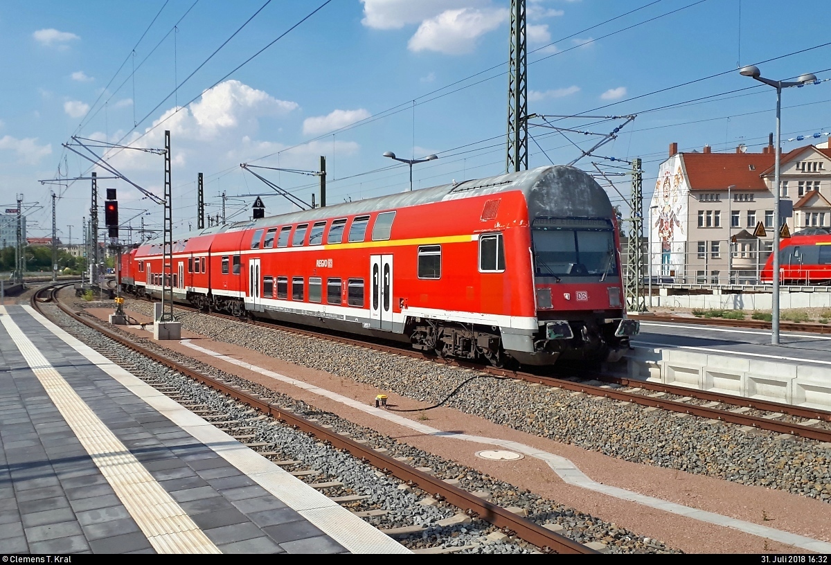 BR 143 mit DR-Dostos sind in Halle (Saale) eigentlich seit mehreren Jahren Geschichte. Doch im Sommer 2018 fuhren wieder solche Garnituren auf der S9 der S-Bahn Mitteldeutschland als Ersatzzüge.
Nachschuss auf DABbuzfa 760 (50 80 36-33 053-0 D-DB | Heimat-Bw: Dresden) mit Zuglok 143 276-4 (Heimat-Bw: Magdeburg) von DB Regio Südost als S 37923 (S9) nach Eilenburg, die ihren Startbahnhof Halle(Saale)Hbf auf Gleis 10 E-G verlässt.
Die Fahrgäste werden es der DB an diesem gut 35 °C heißen Dienstag danken.
[31.7.2018 | 16:32 Uhr]
