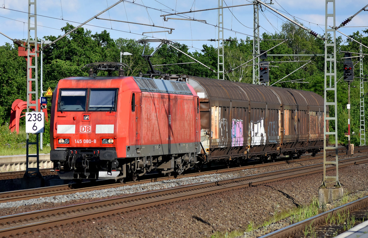 BR 145 080-8 schön verwittert bei der Durchfahrt am Bahnhof Büchen, in Richtung Hamburg. 05.06.2017