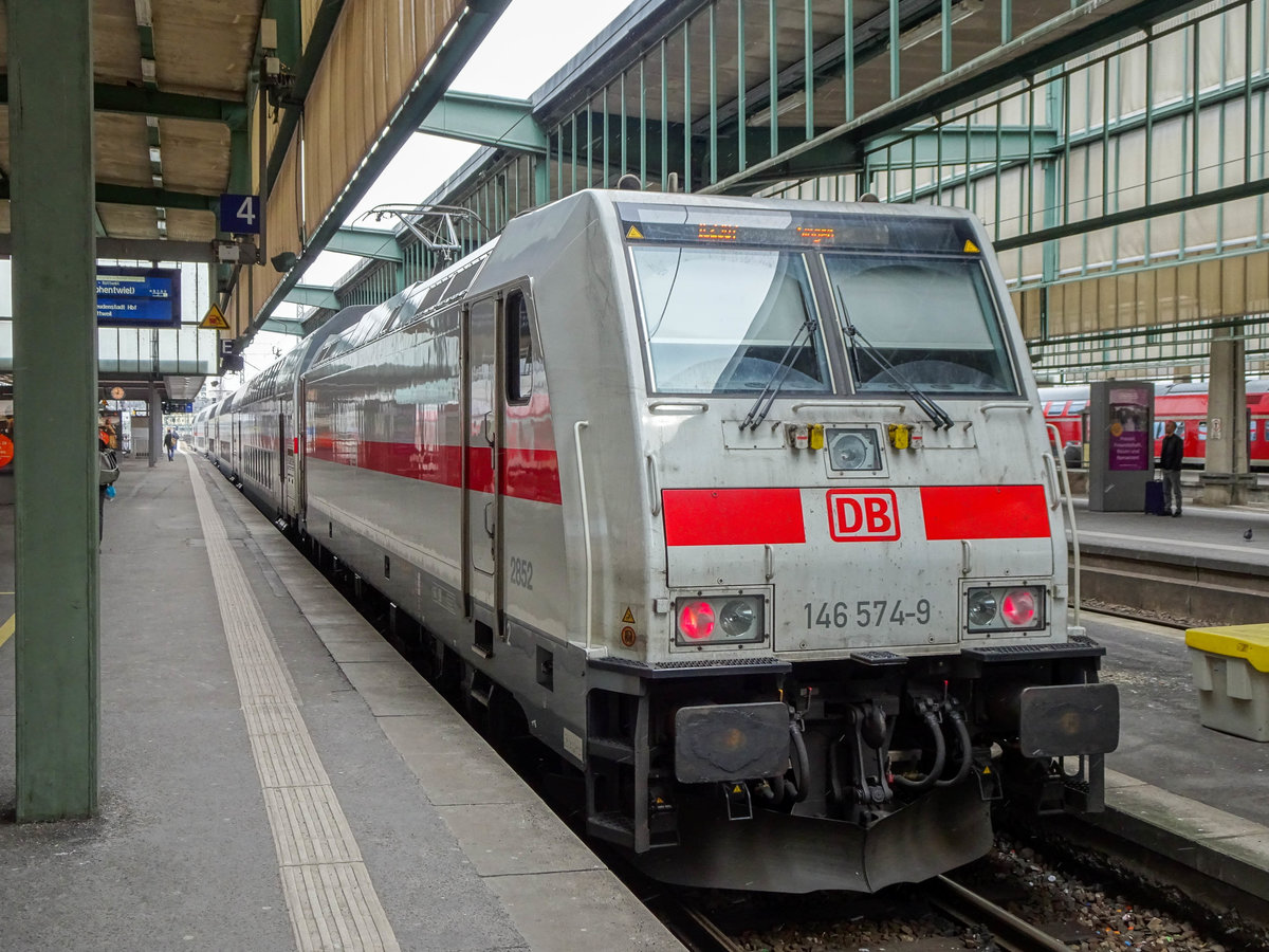 BR 146 574-9 mit einem IC/RE aus Singen (Hohentwiel) in Stuttgart Hbf, 22.03.2018.