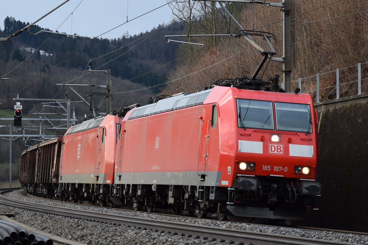 BR 185 107-0 zieht zusammen mit 185 123-7 am Nachmittag des 14.01.2019 einen Güterzug bei Schinznach-Dorf in Richtung Brugg.