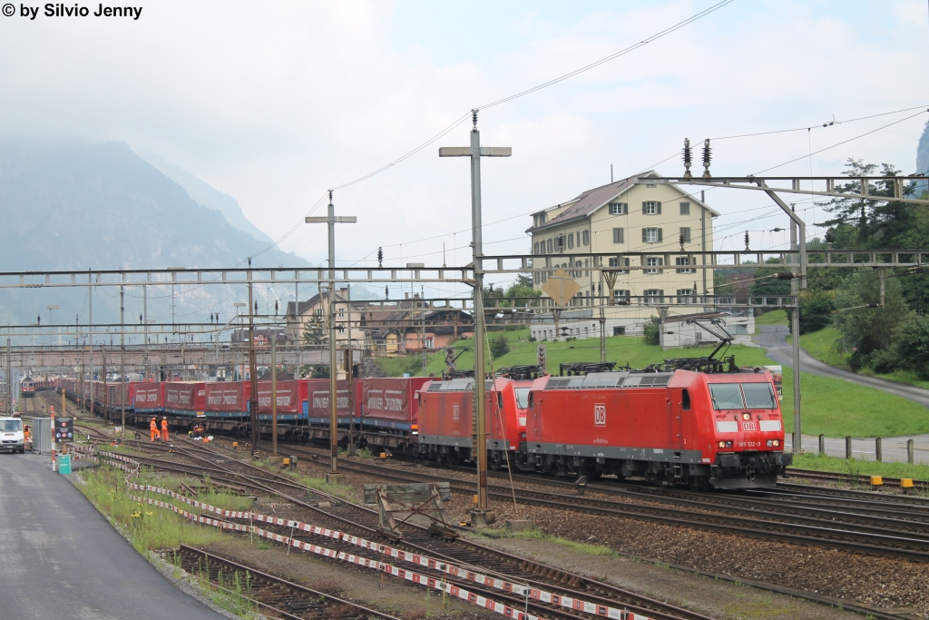 BR 185 122-9 und 185 136-9 sowie die nicht sichtbare Schiebelok 185 134-4 verlassen am 31.7.2014 Erstfeld mit dem Winner-Zug in Richtung Süden.