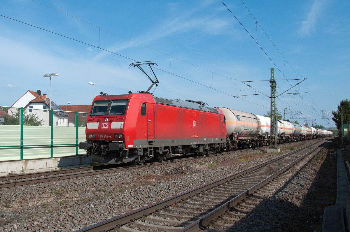 BR 185 191-4 pulls tankers through Nauheim towards Mainz on 09 May 2016.