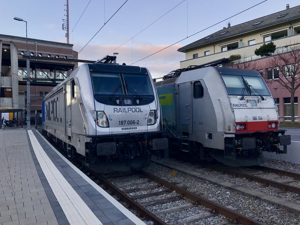 Br 187 006 von Railpool mit der Br 186 104 die die BLS Cargo bei Railpool gemietet hat, am 28.1.18 beim Bhf Spiez.