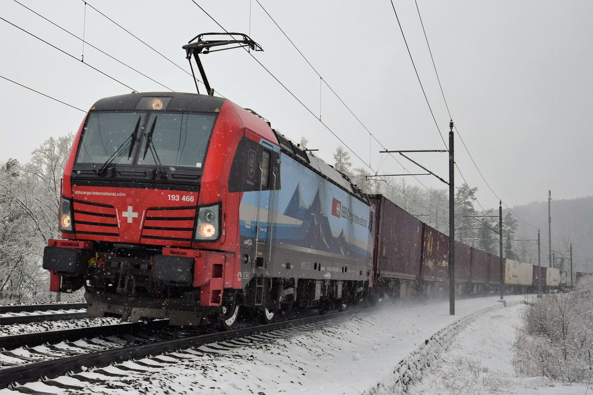 BR 193 466  Bellinzona  zieht am 10.01.2019 einen Güterzug bei Schinznach-Dorf auf der Bözberg Südrampe in Richtung Süden.