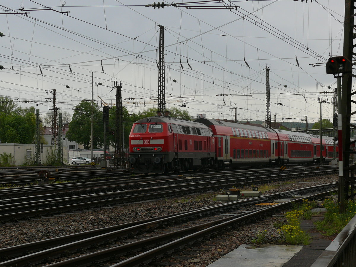BR 218 409-1 schiebt den IRE 4228 aus Lindau Hbf nach Ulm Hbf. Der IRE fährt danach mit einer 146 nach Stuttgart Hbf. Aufgenommen am 23.04.2018 um 17:50 in Ulm Hbf.