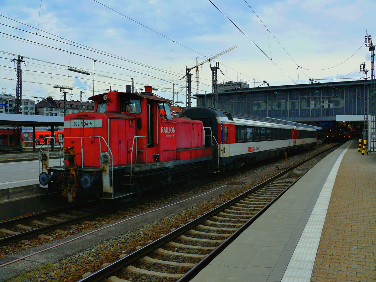 BR 362 904-5 zieht zwei SBB Wagen des Zuges EC 195 aus dem Münchner Hbf (Gleis 22) nachdem der EC 190 mit den restlichen Wagen wieder zurück nach Zürich aufgebrochen ist. Dies war am 23.05.2018 um 18:25 Uhr.
