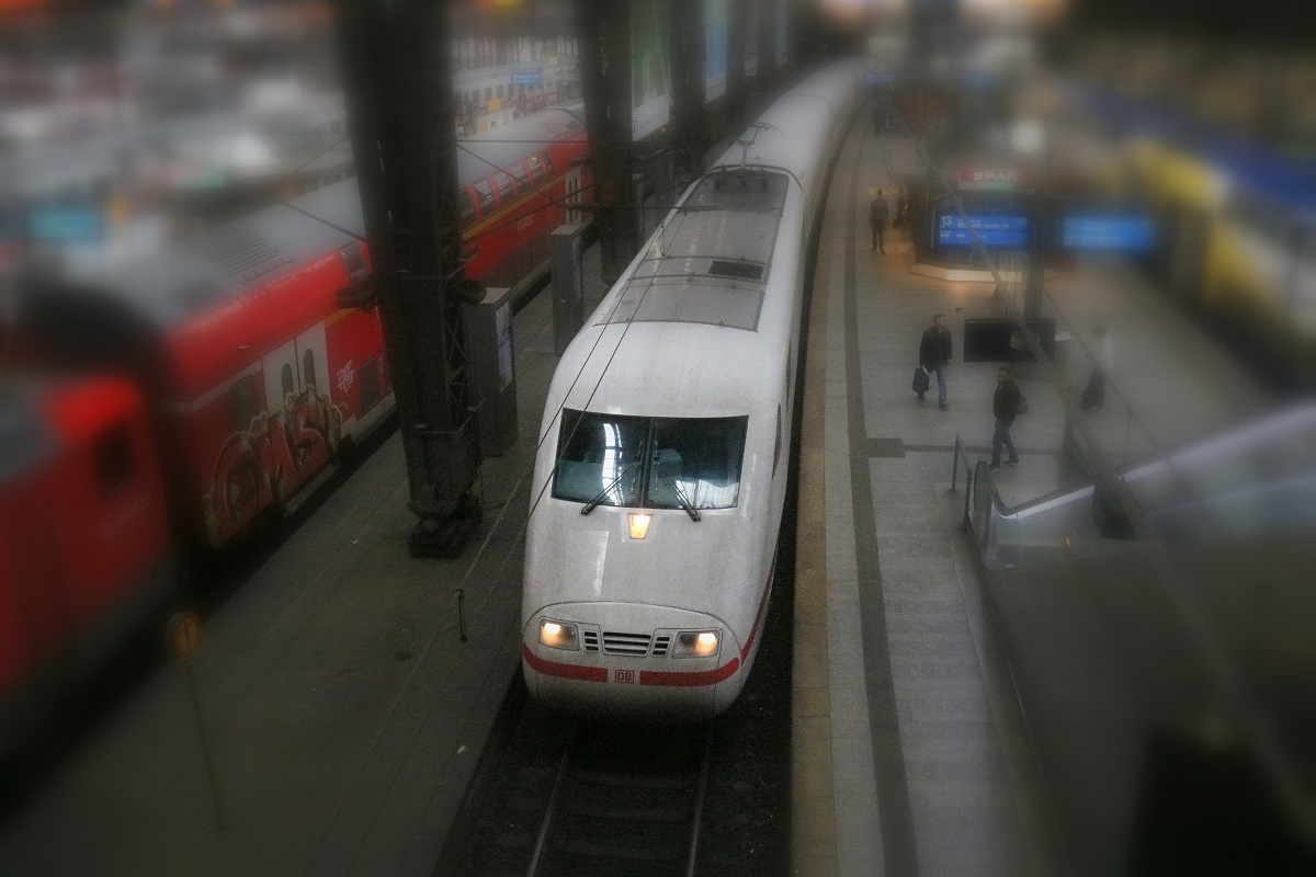 BR 401 als ICE 830 (Linie 22) von Stuttgart Hbf nach Hamburg-Altona fährt in Hamburg Hbf ein. [29.7.2017 - 14:36 Uhr]