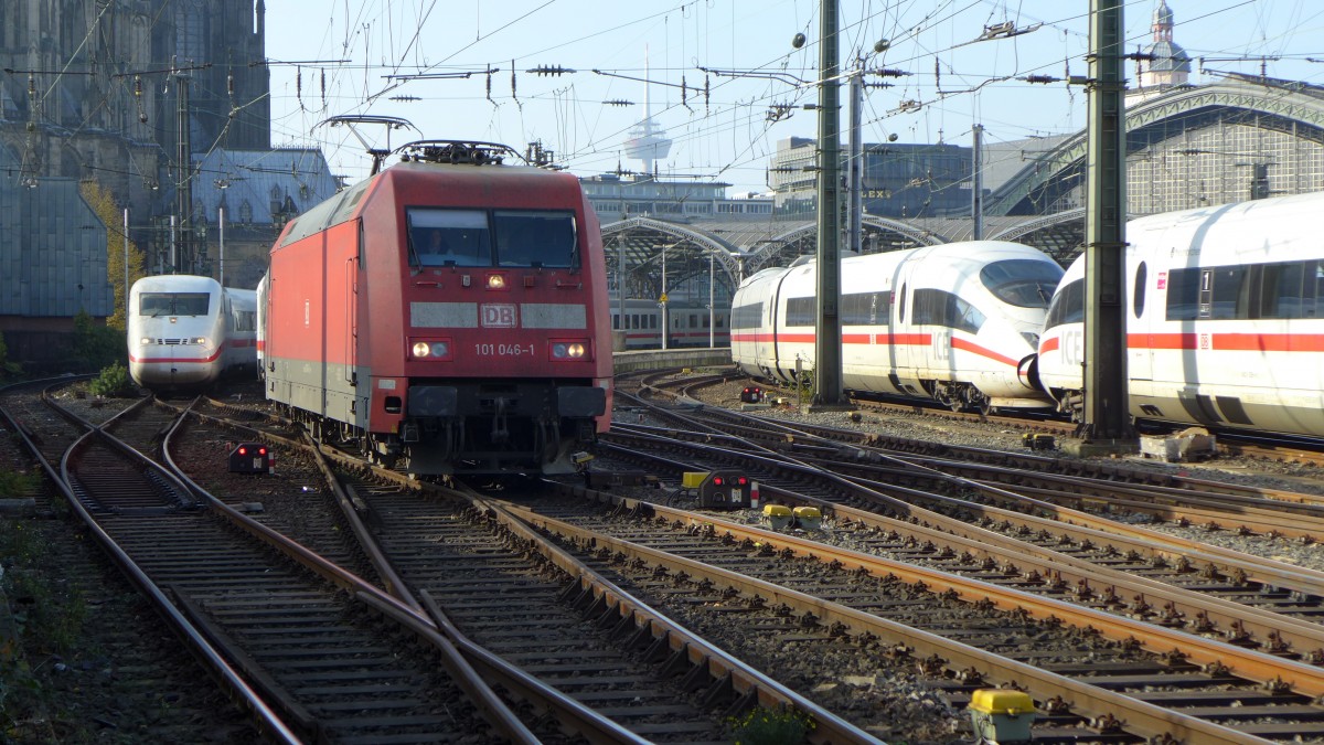 BR 402 als ICE 951 nach Berlin Hbf (tief), BR 101 mit dem IC 2200 nach Norddeich Mole und zwei mal BR 403 mit dem ICE 519 nach München Hbf. Köln Hbf am 31. Oktober 2015.