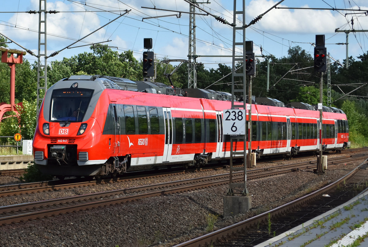 BR 442 847 bei der Einfahrt am Bahnhof Büchen. 26.06.2017