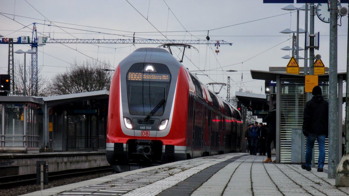 Br 446 032 mit zwei Mittelwagen und 446 030 erreicht auf der Fahrt nach Heidelberg Bensheim. Nach und nach wird der Twindexx als  Main-Neckar-Ried Express  auf den Linien 60, 67, 68 und 70 zum Einsatz kommen.