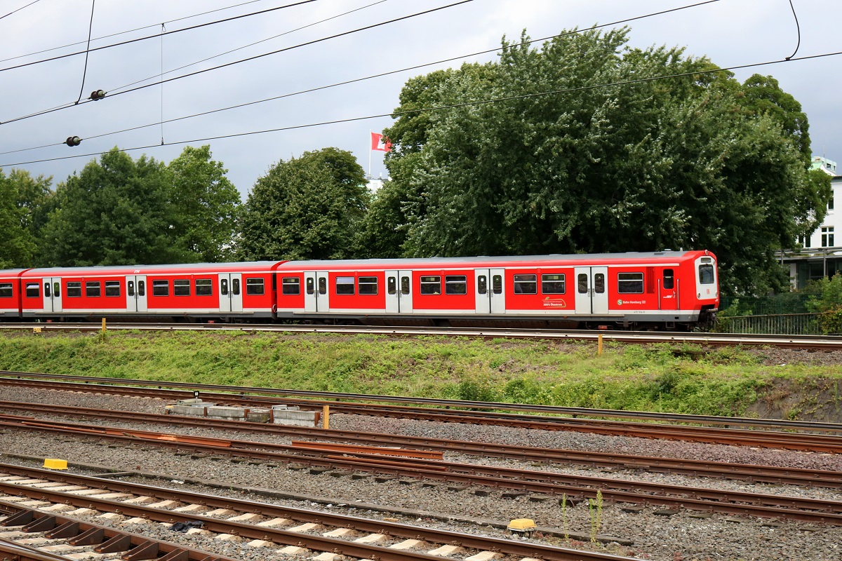 BR 472 der S-Bahn Hamburg erreicht Hamburg Hbf. [29.7.2017 - 14:12 Uhr]