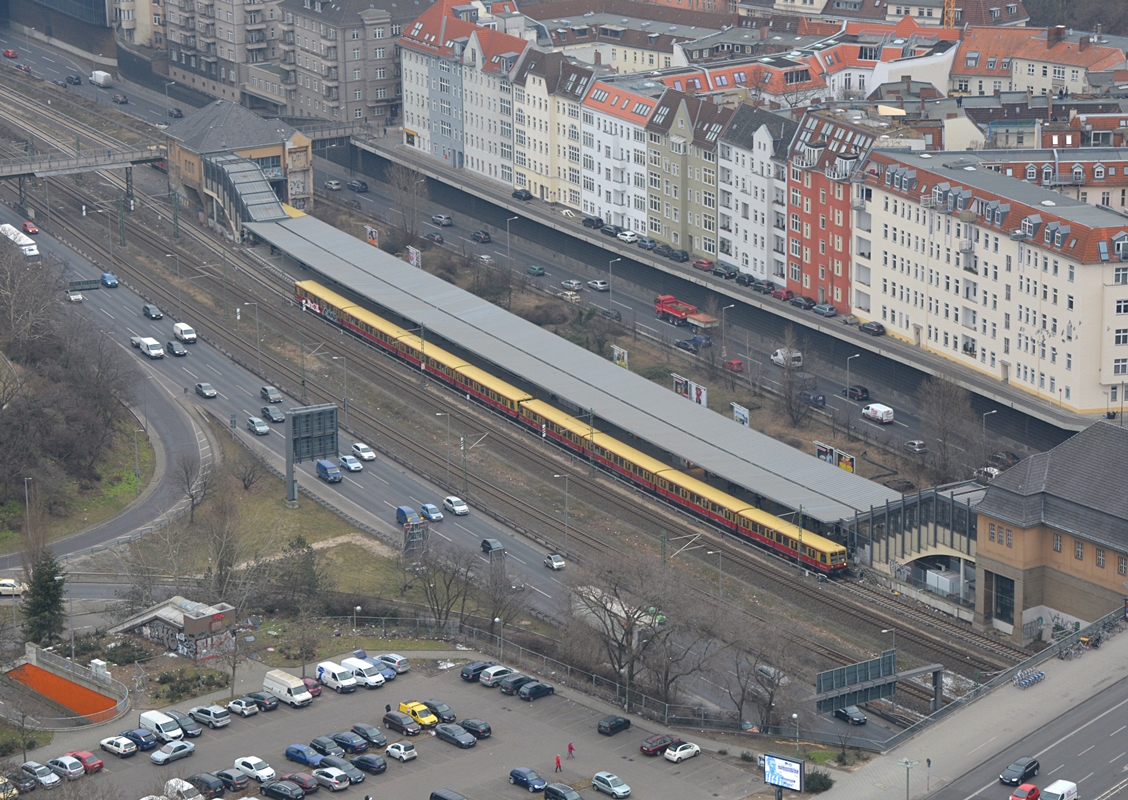 BR 485 der Berliner S-Bahn erreicht den Bahnhof Messe Nord/ICC. Blick vom Funkturm, 15.02.2018. 