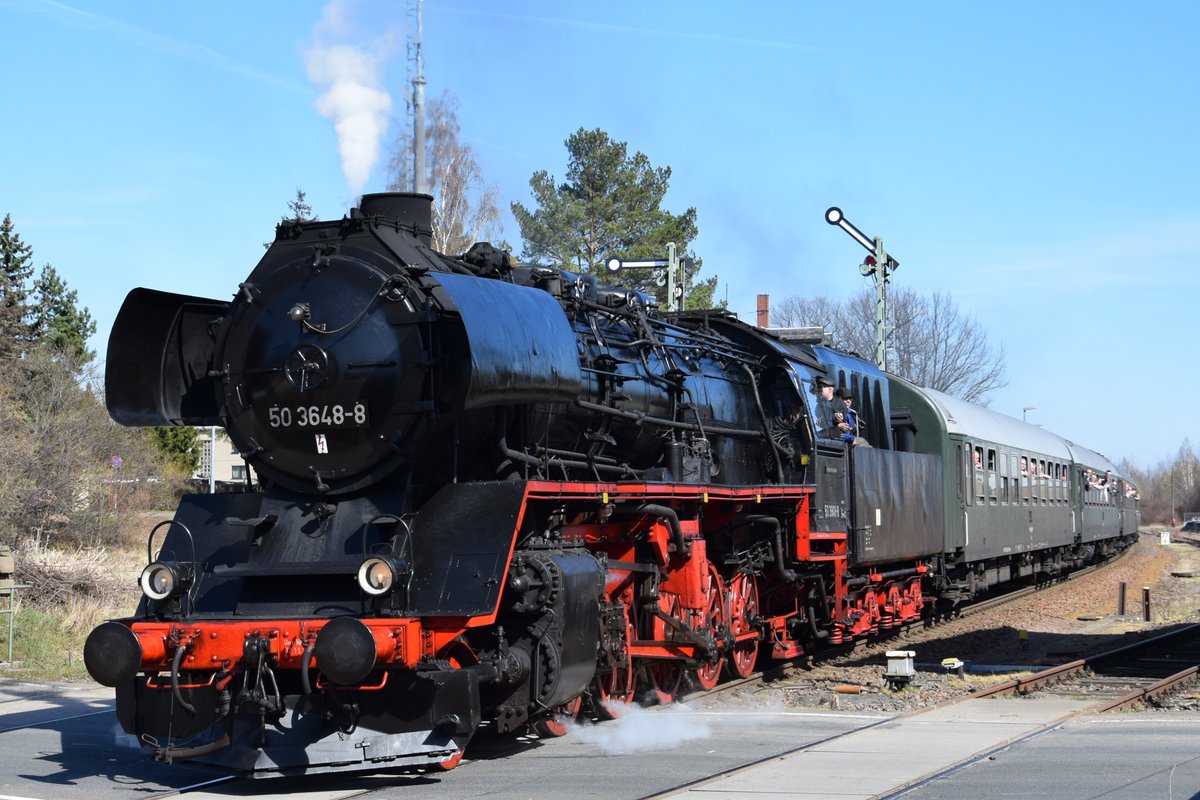 BR 50 3648-8 zieht ihren Sonderzug am 07.04.2018 bei Deutschenbora Richtung Nossen (anlässlich des 10. Dresdner Dampfloktreffens). 