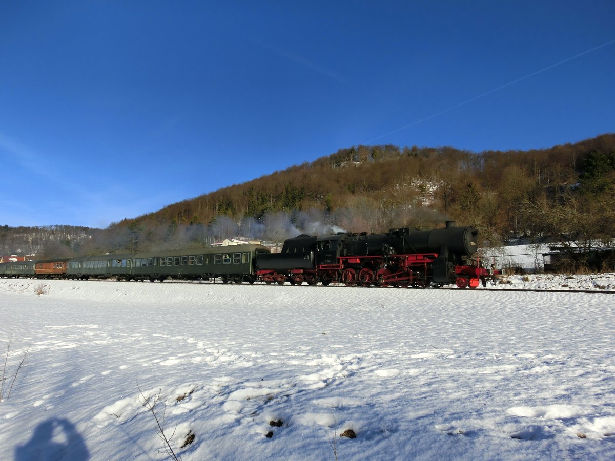 BR 52 7596 von der EFZ am 6. Januar 2015 gegen 10:25 Uhr nach Albstadt-Ebingen auf der Fahrt nach Sigmaringen.