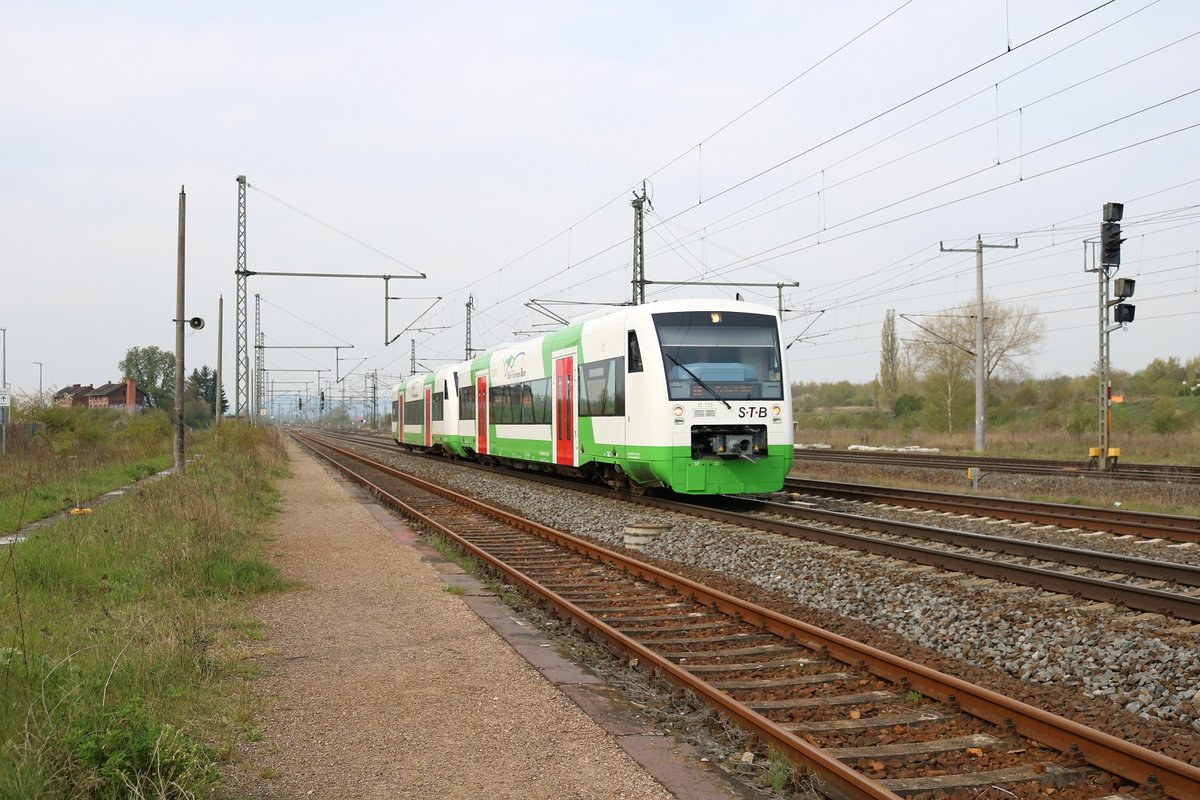 BR 650 der Süd-Thüringen-Bahn als EB EB 81092 (EB46) von Ilmenau nach Erfurt Hbf fährt in den Bahnhof Neudietendorf an der Bahnstrecke Halle–Bebra ein. [1.5.2017 - 10:01 Uhr]
