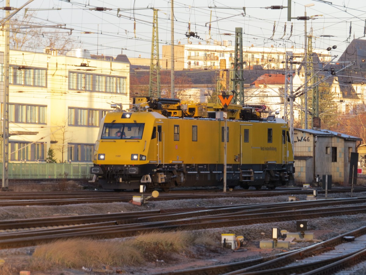 BR 711 der DB Netz Instanshaltung am 10.02.2014 im Bahnhof von Halle Saale HBF