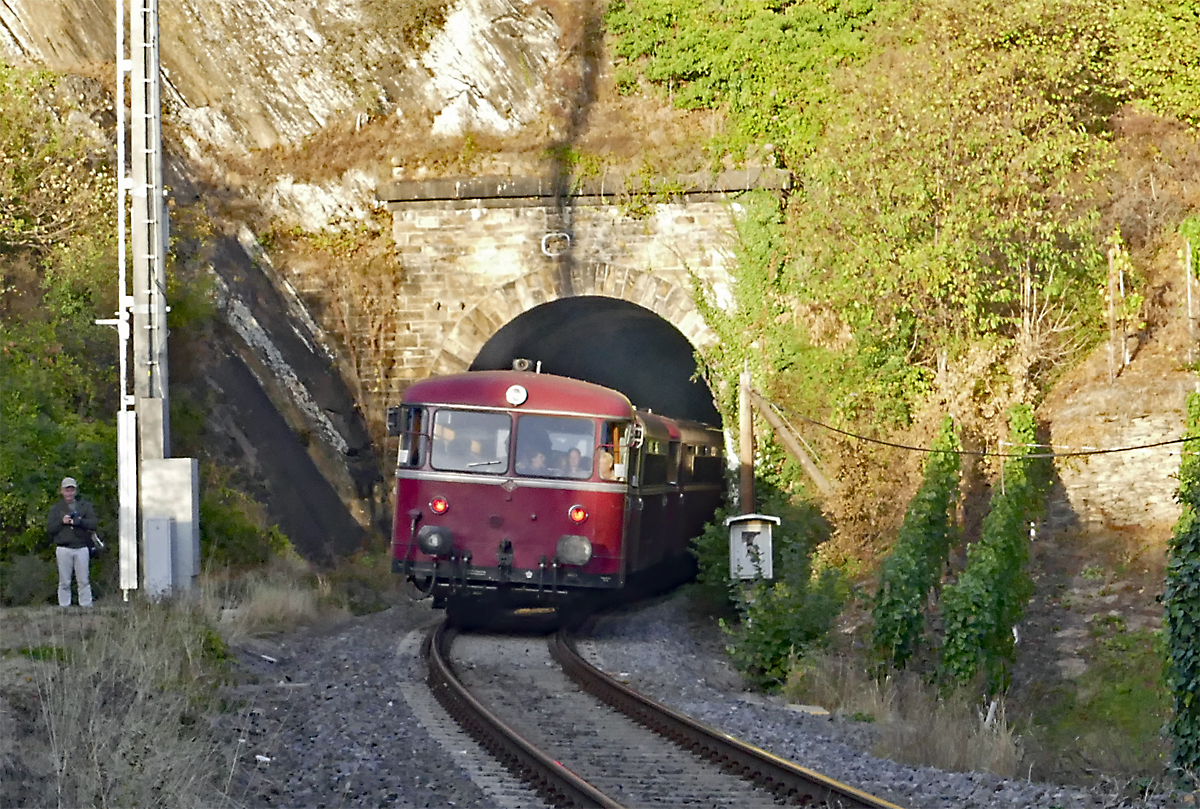 BR 796, Sonderfahrt der Vulkan-Eifel-Bahn, verschwindet im Saffenberg-Tunnel bei Mayschoß/Ahrtal - 29.09.2018