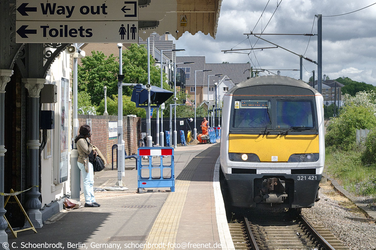 Braintree, Abellio Greater Anglia Triebzug 321 421 aus London Liverpool Street in den Bahnhof von Braintree einfahrend. 24. Mai 2016