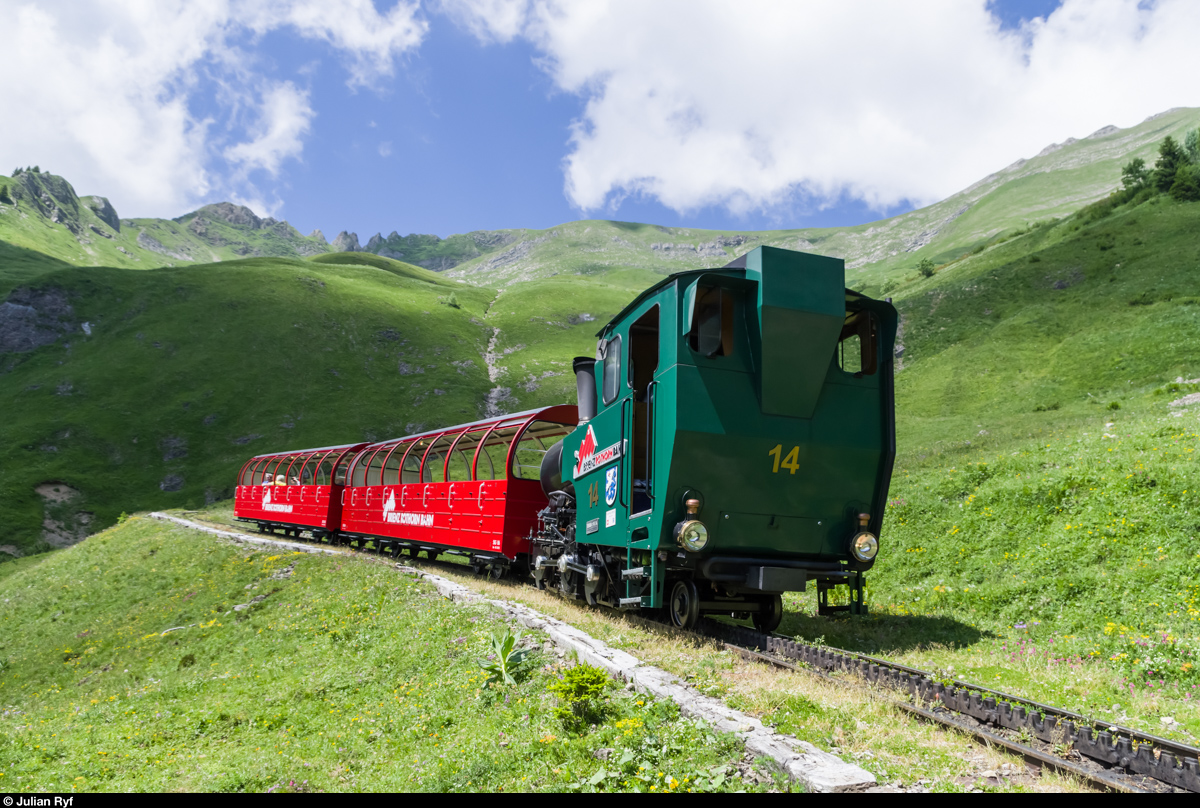 BRB H 2/3 14 (ölgefeuert, Bj. 1996) schiebt am 28. Juni 2015 zwei Vorstellwagen in Richtung Brienzer Rothorn.