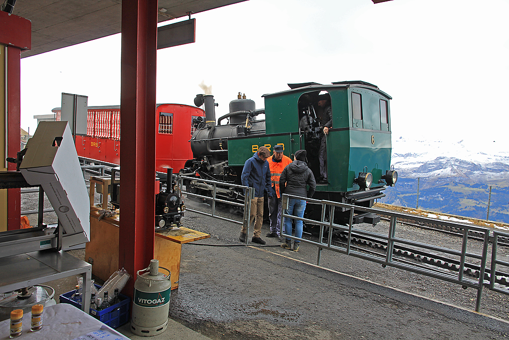 BRB-Saisonschluss: Chäsbrätelzug mit Lok6 und (teilweise verdeckt) Modell 7 1/4 -Dampflok  Eiger , gebaut von Christoph Flühmann. Rothorn Kulm, 23. Okt. 2016, 14:46