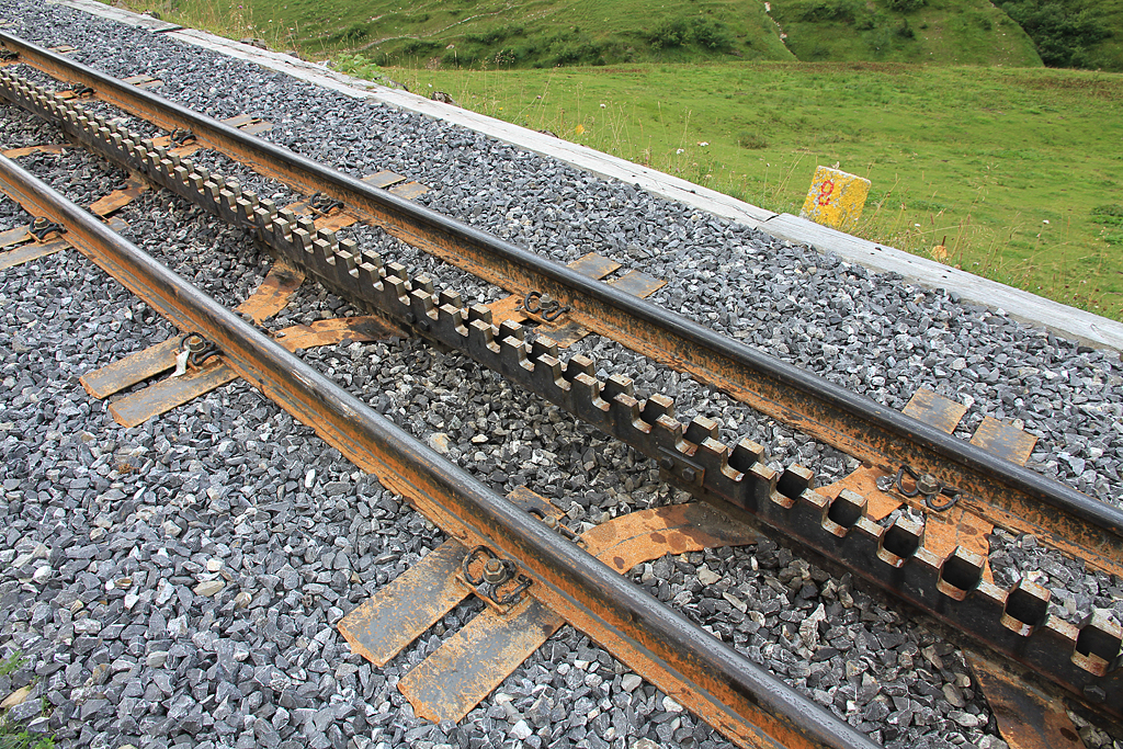BRB-Streckenerneuerung: Detailaufnahme der neuen Schienen, Zahnstangen und Y-Schwellen in der Chüemaad bei km 4.8 vom 18. Aug. 2018, 13:17