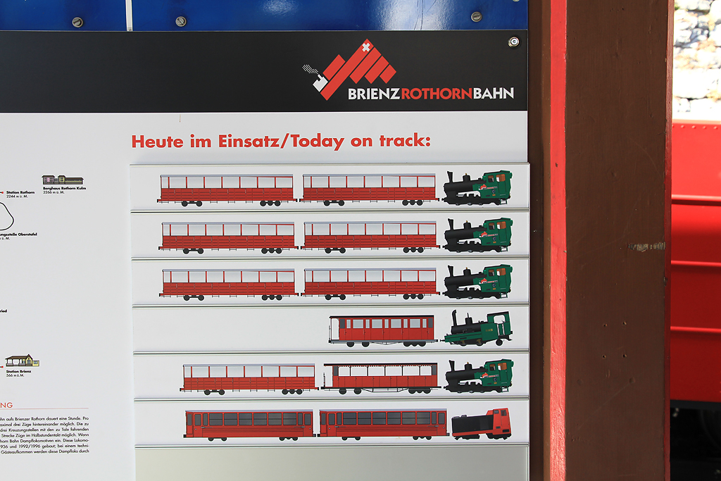 BRB-Talstation Brienz: informative Tafel mit den aktuell eingesetzten Zügen. Am 17. Juli 2014 waren es (von oben nach unten): ///
3 Dampfzüge mit Loks (1992/96) + je 2 SIG-Wagen (1973) ///
1 Dampfzug mit Lok 5 (1891) + Wagen B1 (1892) ///
1 Dampfzug mit Lok (1992/96) + Wagen B12 (1892) + SIG-Wagen (1973) ///
1 Dieselzug mit Lok 9 (1975) + Wagen B14 + B15 (1987)