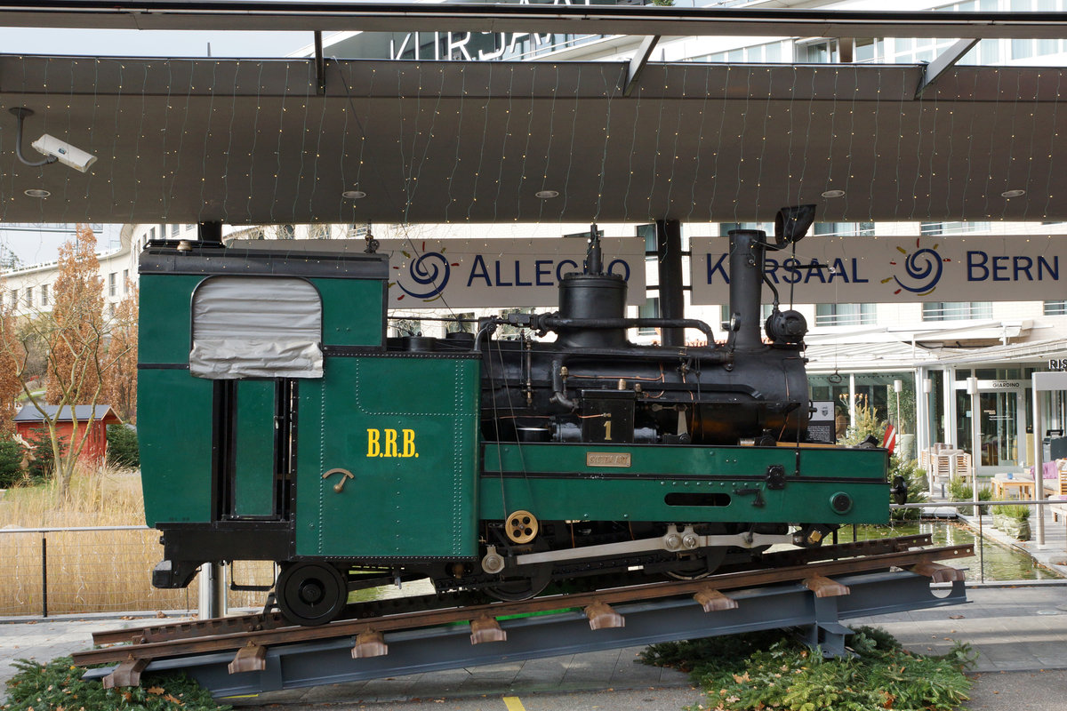 BRB: Zur Zeit präsentiert sich die älteste Lok Nummer 1 der BRB vor dem Kursaal in Bern (28.11.2016).
Foto: Walter Ruetsch