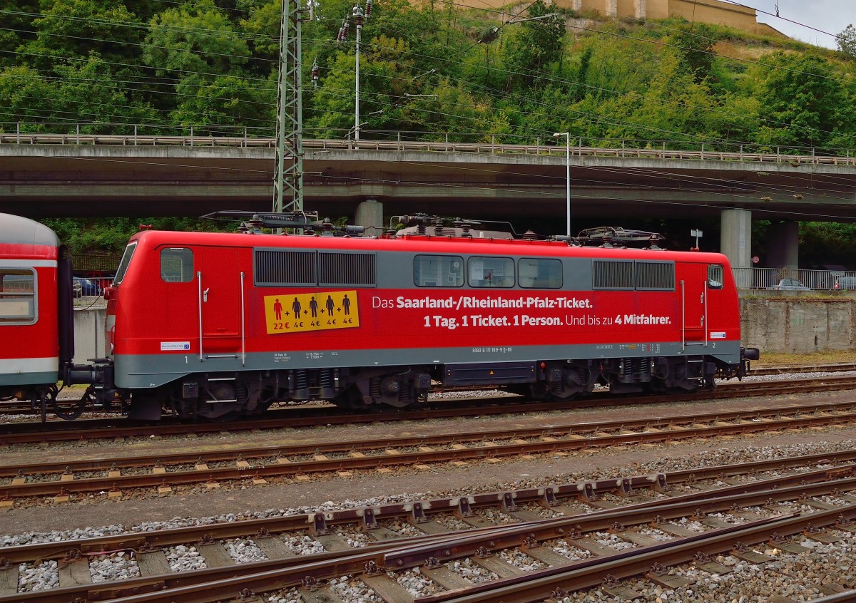 Breitseite der 111 169-9 in Koblenz am 21.9.2013 abgestellt mit einem N-Wagenzug.