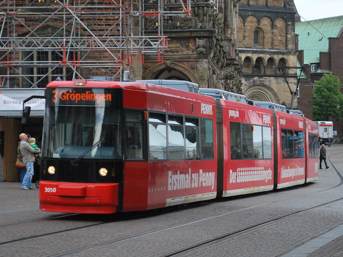 Bremer Straßenbahn fährt am 17. Juni 2016 am Rathaus vorbei.