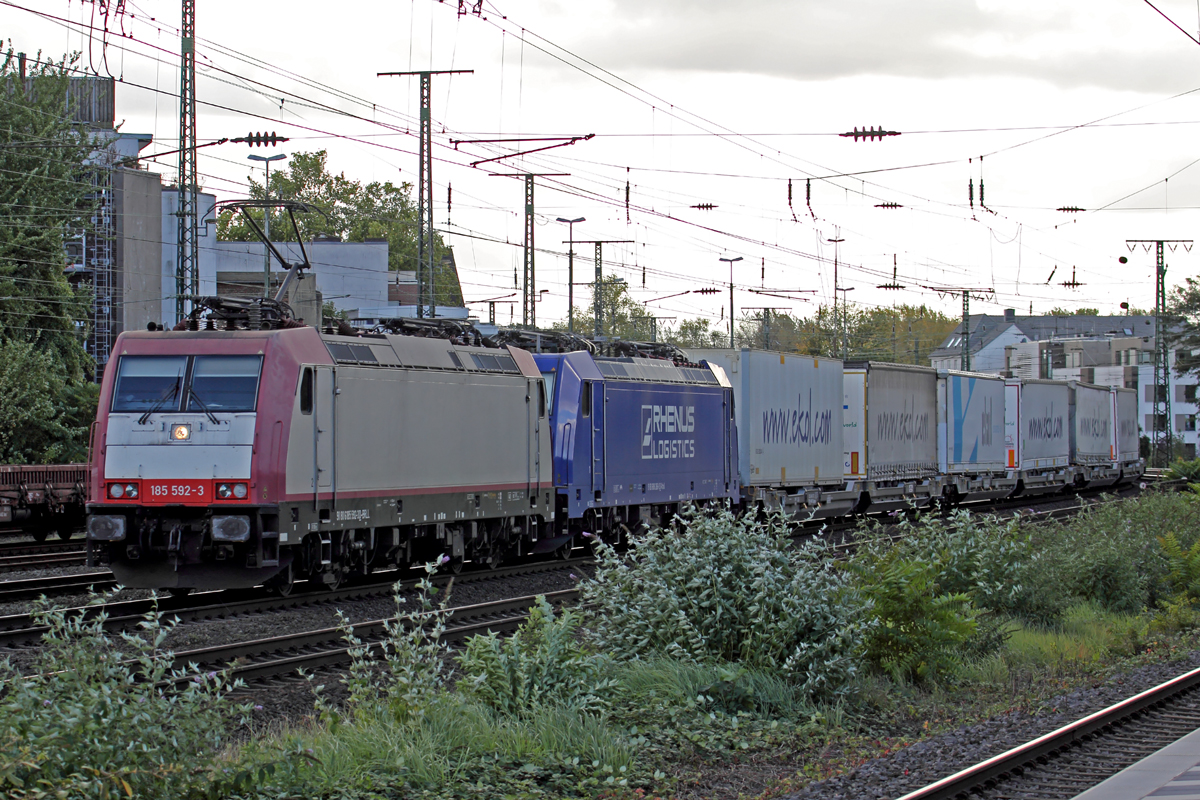 BRLL 185 592-3 mit Xrail 186 268-9 durchfährt Köln-West 5.10.2017