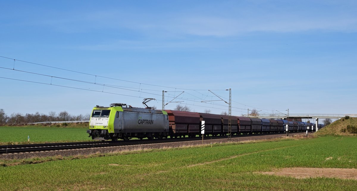 BRLL 185 CL-001 (185 501), vermietet an Captrain Deutschland, befindet sich mit einem leeren Schttgutwagenzug am 25.03.17 in Marl (NI) auf der Rckfahrt von Bremen nach Bottrop.