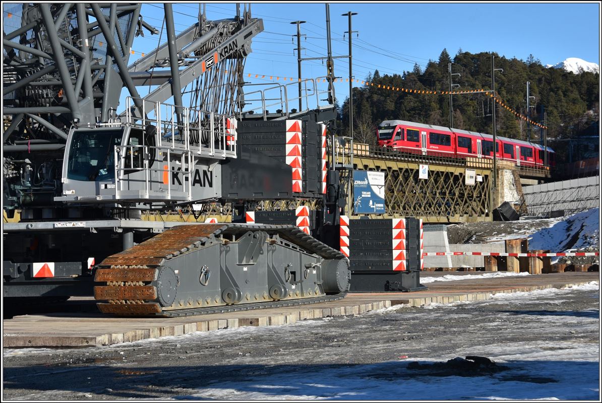 Brückenbaustelle Neue RhB-Hinterrheinbrücke bei Reichenau-Tamins. Ein riesiger Liebherr Kran wurde montiert, um die neue Brückenteile zu positionieren. S2 1559 mit ABe 4/16 3102. (25.12.2017)