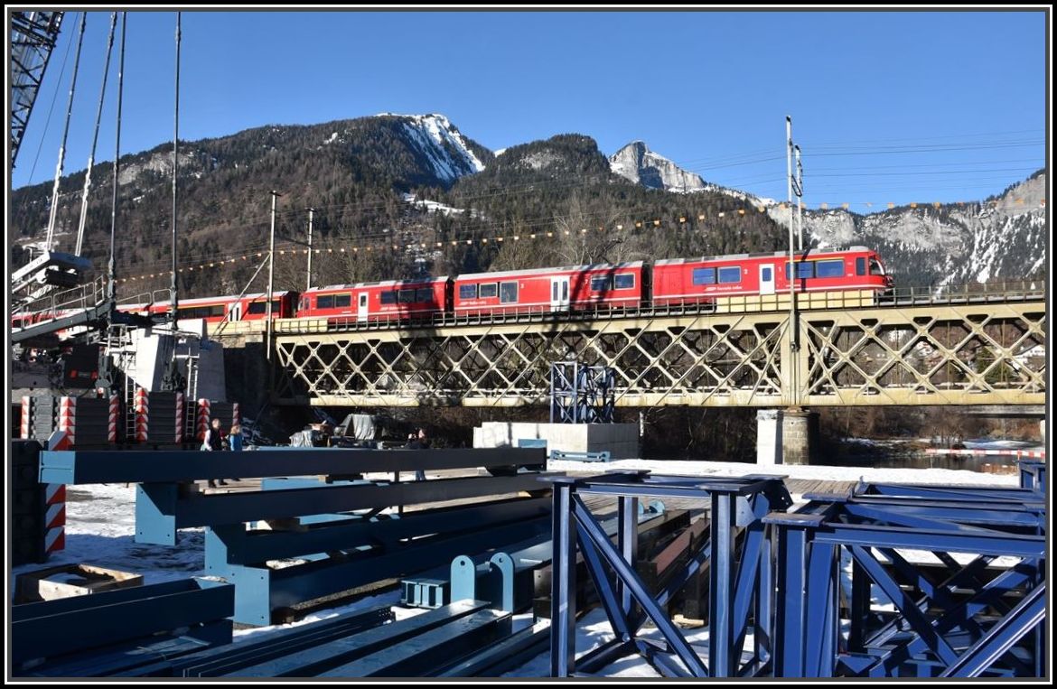 Brückenbaustelle Neue RhB-Hinterrheinbrücke bei Reichenau-Tamins. Ein riesiger Liebherr Kran wurde montiert, um die neue Brückenteile zu positionieren. IR1140 mit ABe 8/12 3501 auf der alten Hinterrheinbrücke. (25.12.2017)