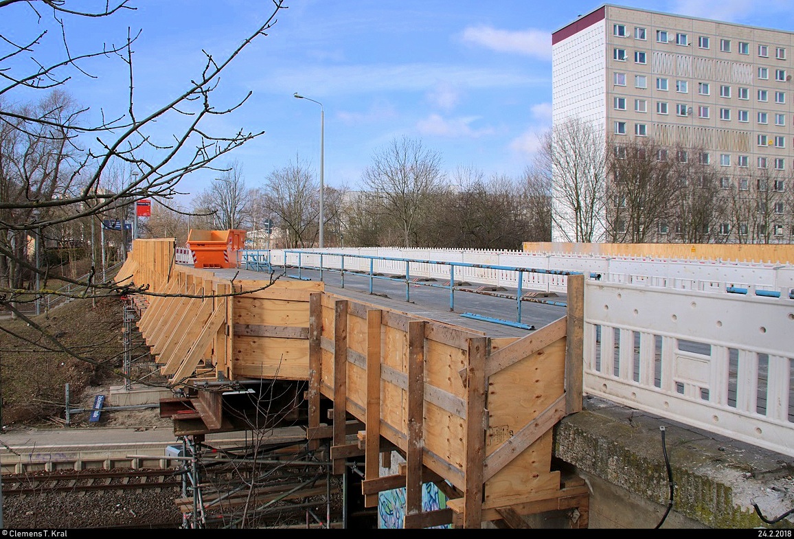 Brückensanierung in der Zscherbener Straße in Halle (Saale): Blick auf die Brücke über dem Haltepunkt, deren Straße und Fußwege erneuert werden sollen. [24.2.2018 | 10:41 Uhr]