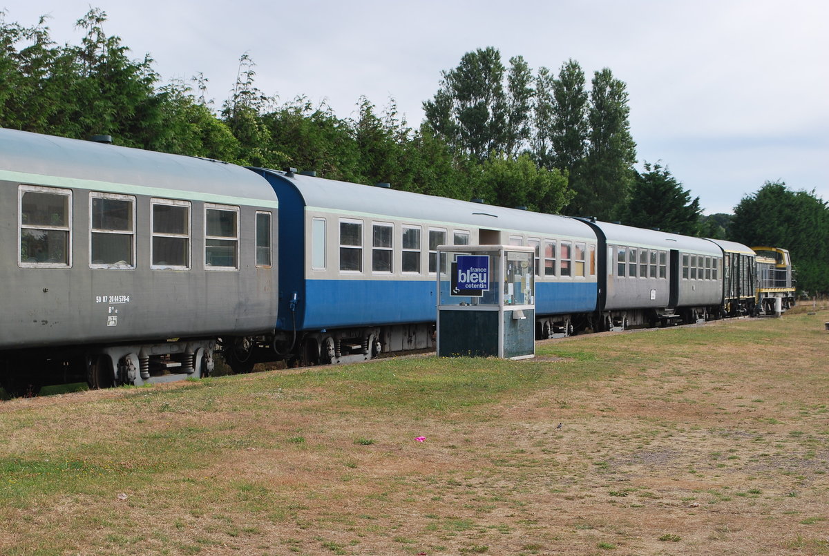 Bruhat-Wagen (B10t und B10tz) bei der Touristikbahn in Cotentin (Chemin de fer touristique du Cotentin), Bhf Carteret am 22. Juli 2016.