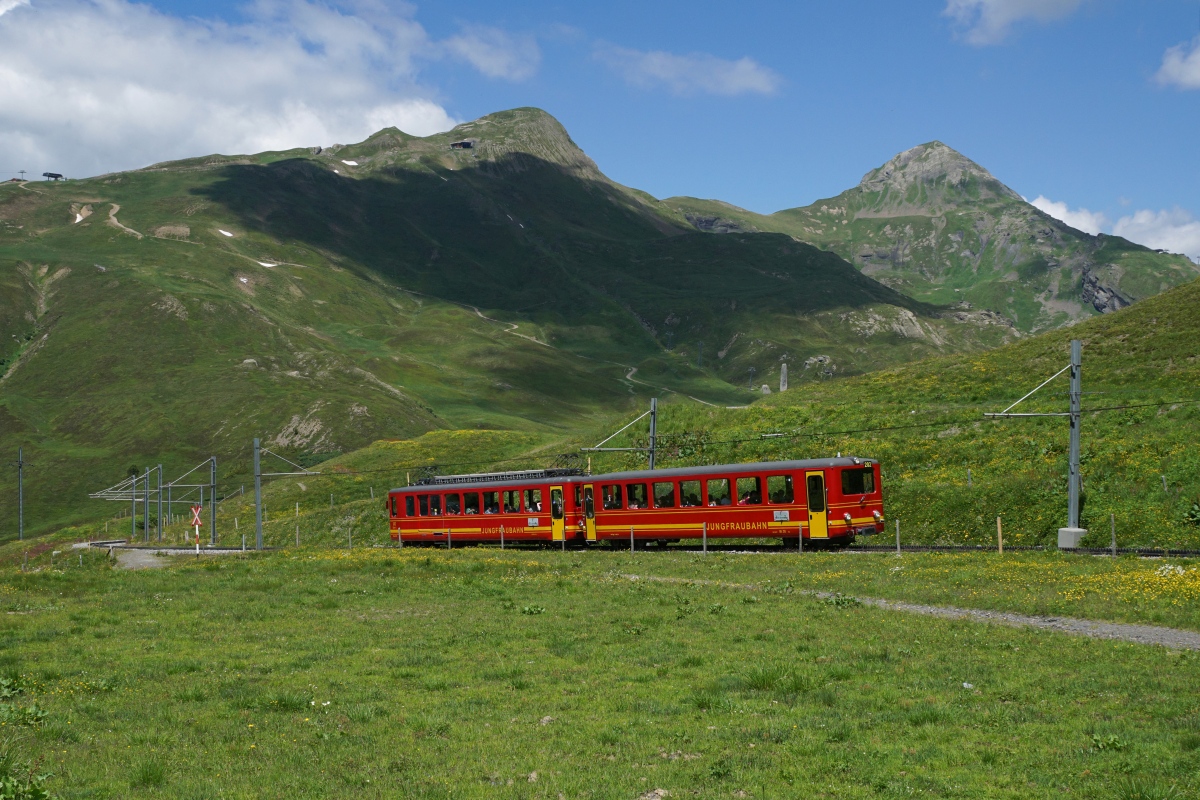 Bt 26 und BDhe 2/4 202 fahren am 09.07.2016 von der Kleinen Scheidegg Richtung Eigergletscher.