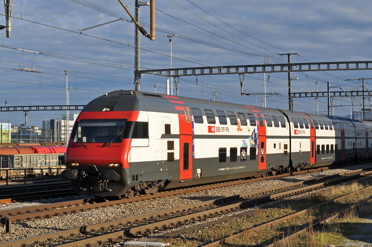 Bt 50 85 26-94 914-6 durchfährt den Bahnhof Muttenz. Die Aufnahme stammt vom 26.12.2017.
