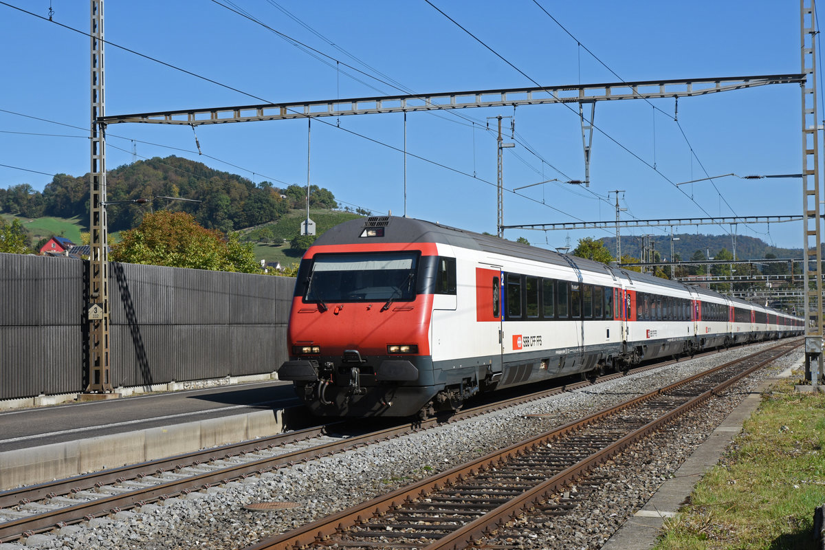 Bt 50 85 28-94 933-4 durchfährt den Bahnhof Gelterkinden. Die Aufnahme stammt vom 04.10.2018.