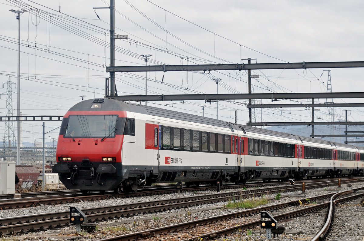 Bt 50 85 28-94 983-9 durchfährt den Bahnhof Muttenz. Die Aufnahme stammt vom 08.09.2017.